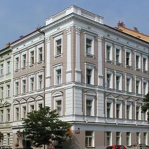 machova.praguehotelsweb.com/